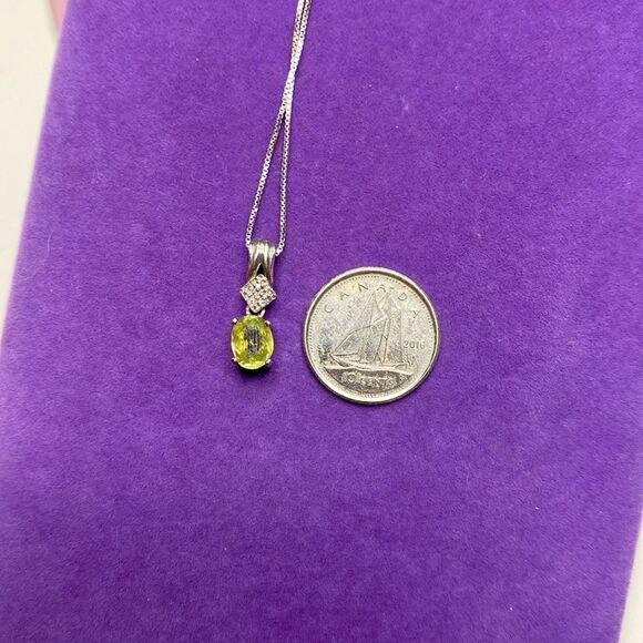 💛 10k & 9k White Gold Peridot & Diamond Pendant Necklace - Picture 4 of 9